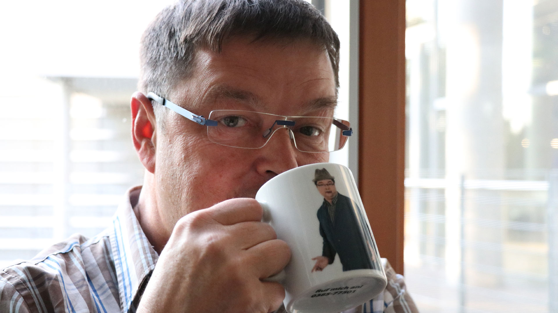 Leif Tennemann mit Hausmeister-Erwin-Tasse